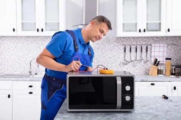 تعمیرکار در حال بررسی مایکروفر بوش در مشهد